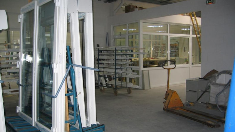 J'observe la pose d'un châssis PVC en rénovation