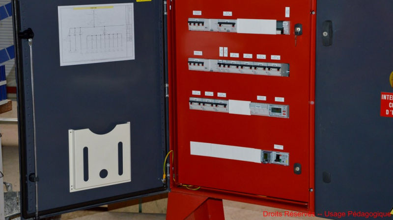 J'observe la préparation d'une armoire électrique de chantier