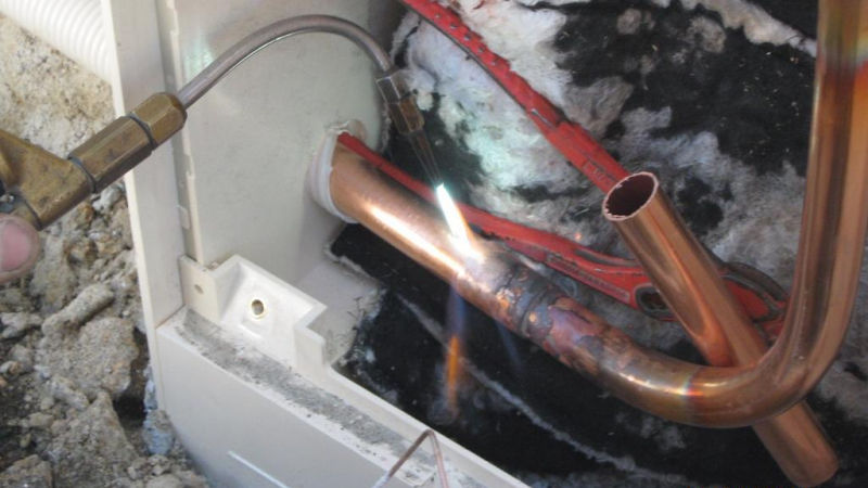 J'observe la préparation au raccordement d'un compteur gaz
