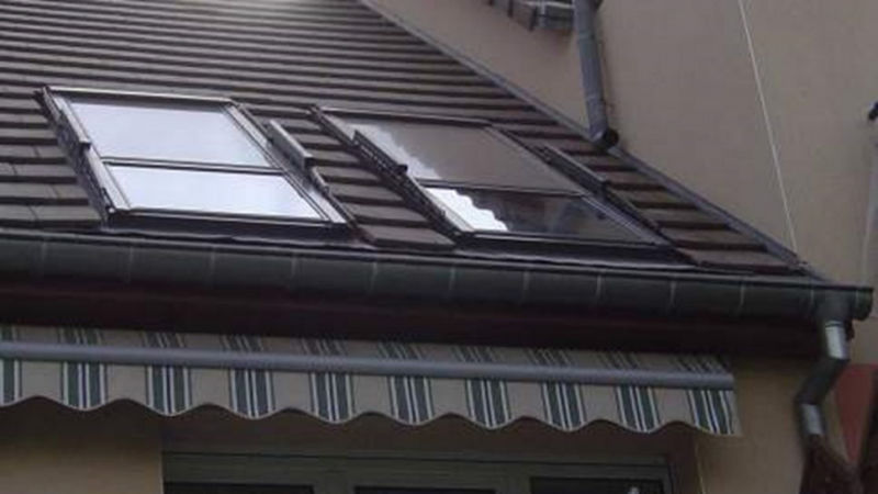 J'observe la pose de verrières balcon en remplacement d'une fenêtre de toit
