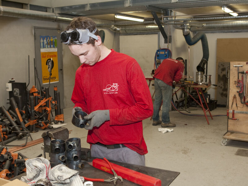 Jeunes en formation professionnelle : un mémento pour les intégrer en sécurité