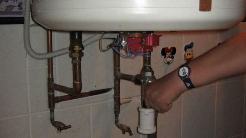 J'observe l'installation d'un chauffe-eau
