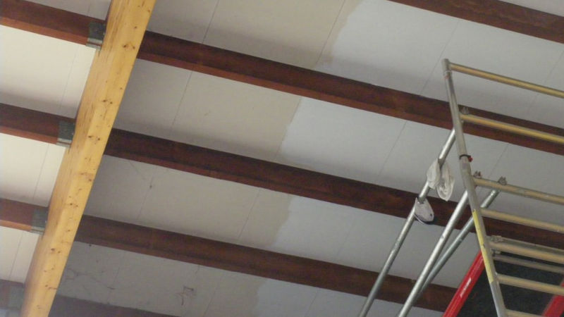 J'observe la mise en peinture d'un plafond