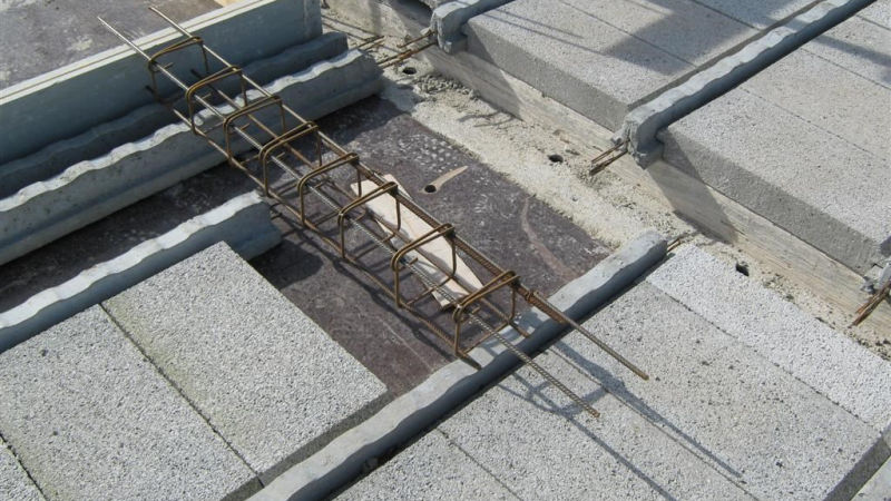 J'observe la pose d'un plancher de type poutrelles-hourdis