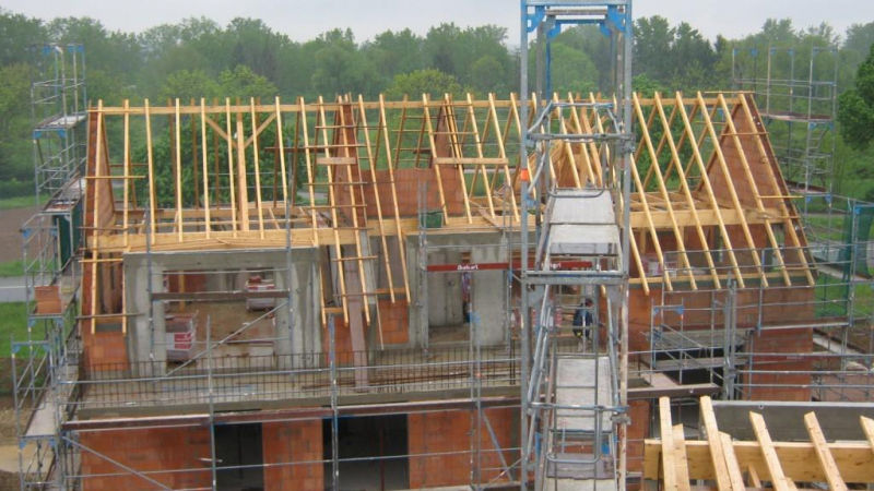 J'observe le levage et l'assemblage d'une charpente sur un bâtiment collectif
