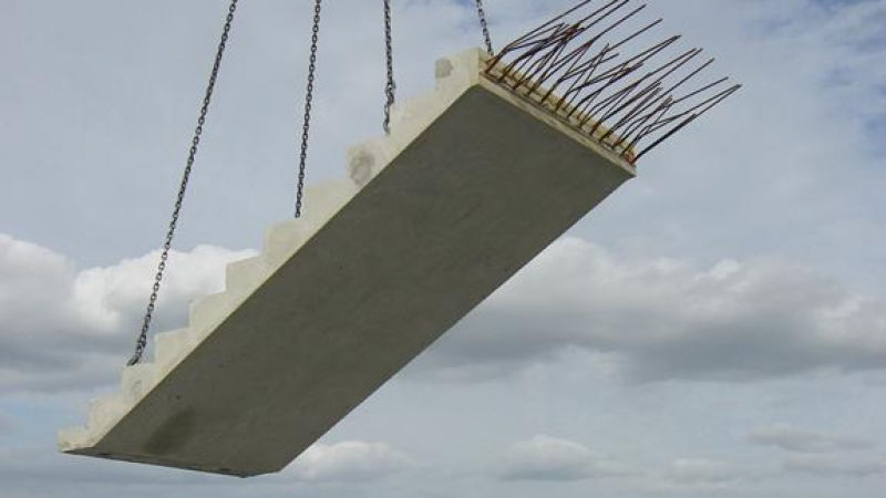 J'observe la pose d'un escalier préfabriqué