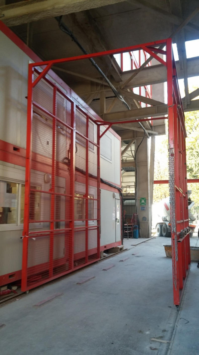 Prévention BTP Installer une cage pour décharger les camionsplateaux