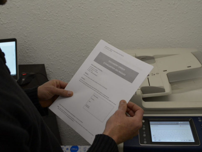Le document unique est imprimé pour être mis à la disposition des salariés.