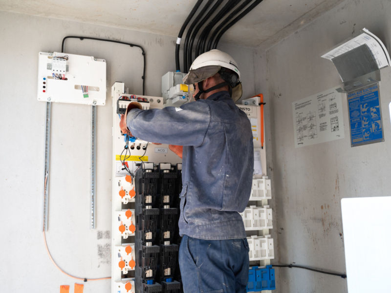 Sécurité de l'électricien lors de travaux sous tension