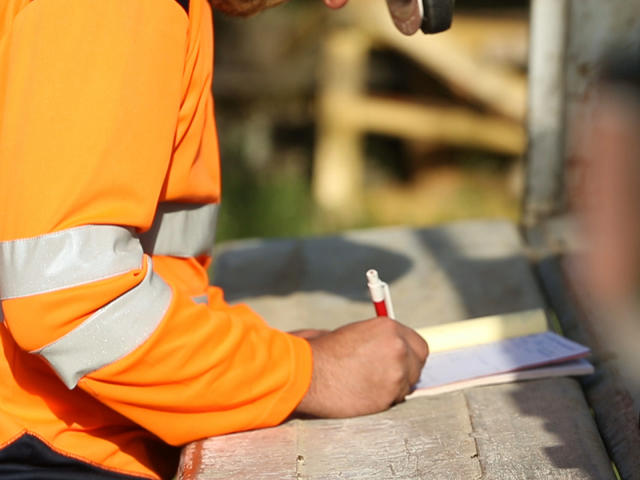Prise de notes sur un chantier