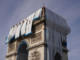 Des cordistes commencent à emballer l'Arc de Triomphe, selon l'oeuvre imaginée par Christo