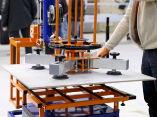Pose de carreaux de grands formats : des pistes d’action pour soulager les carreleurs