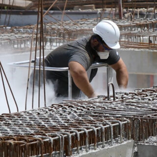 Les risques dus à la présence de silice cristalline sur les chantiers et dans les ateliers.