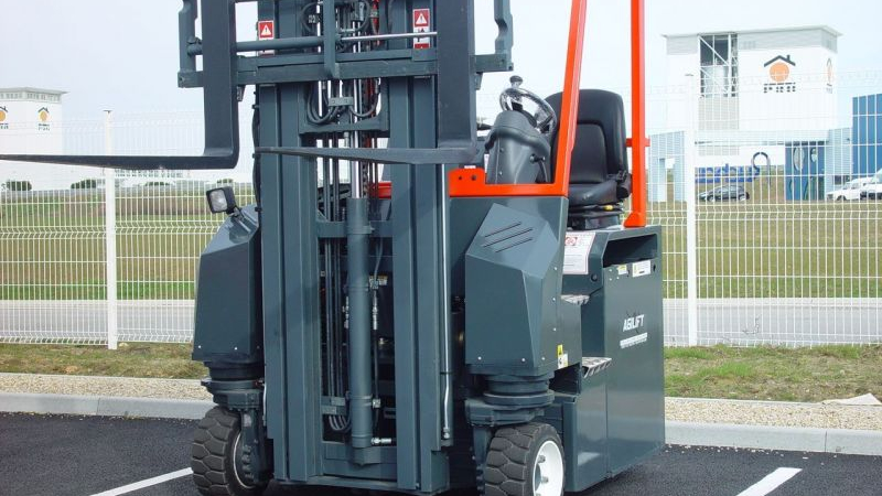 Chariot élévateur compact multidirectionnel