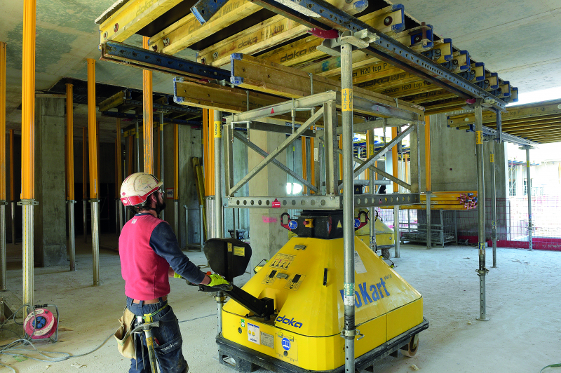 La dépose des tables de coffrage