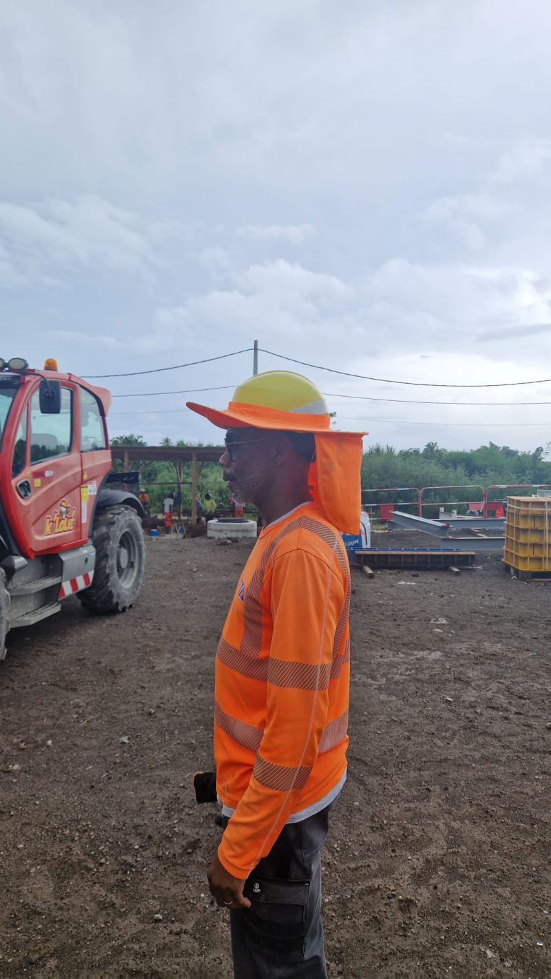Port bord casque avec rabat vue profil