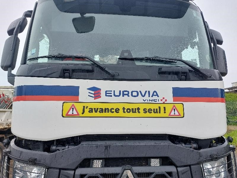 Informer de l’utilisation d’un camion commandé à distance avec une affiche «&nbsp;J’avance tout seul&nbsp;!&nbsp;»