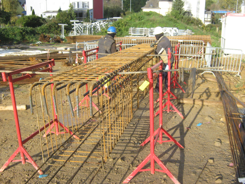 Atelier de ferraillage de poutres BA avec tréteaux fixes.