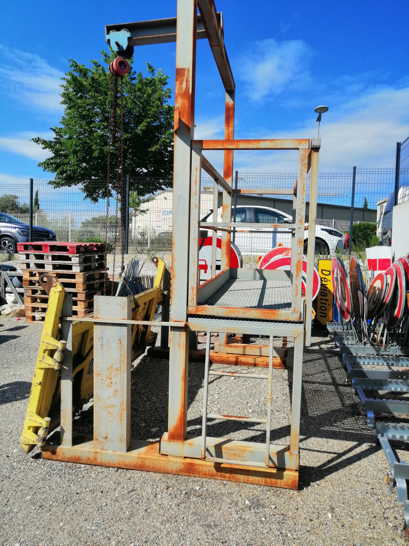 Dégonder et démonter en sécurité les portes arrière des camions grâce à un quai aménagé