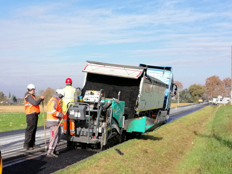 S2174-Le fond poussant Asphalt profi Thermo déchargeant de l'enrobé