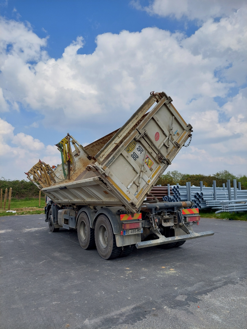 Camion benne à déversement latéral