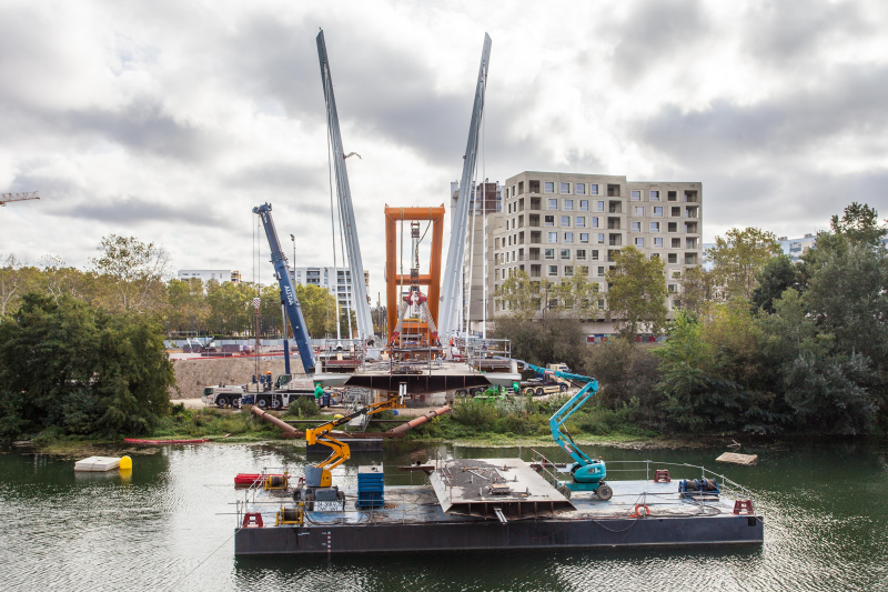 Acheminement des tronçons via une barge