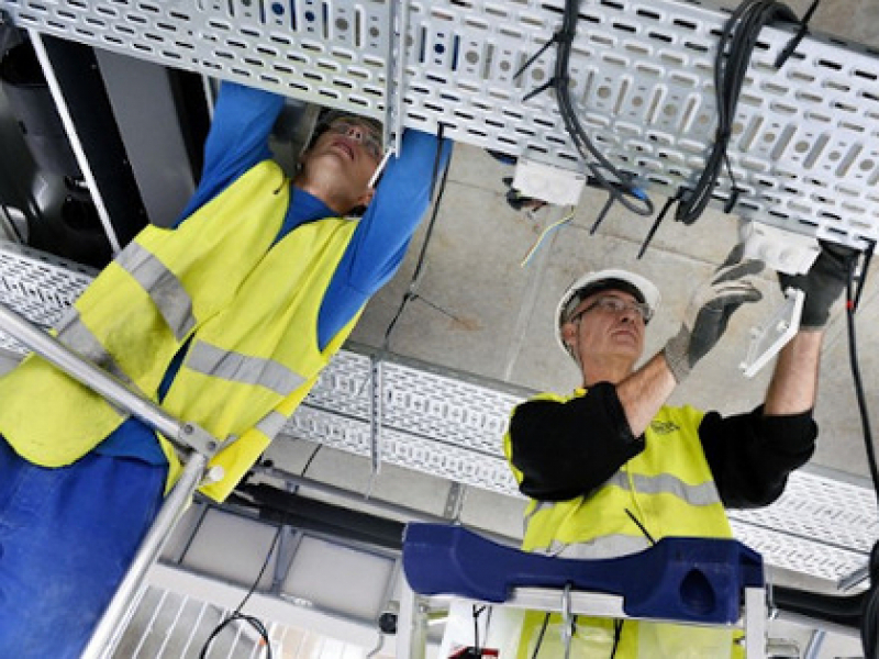 Les conditions de travail des électriciens à la loupe