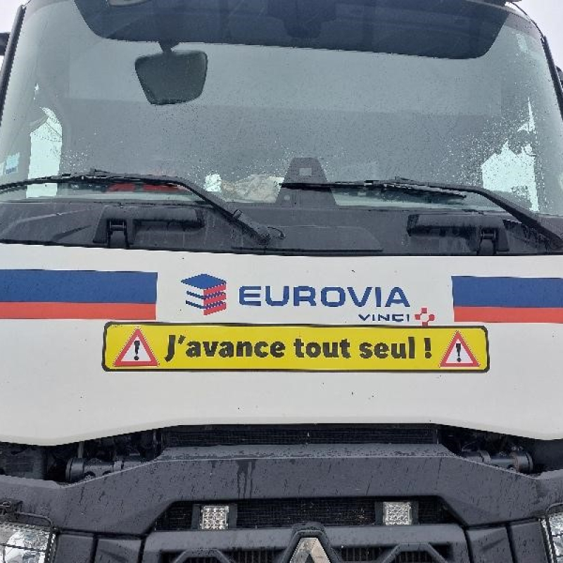 Informer de l’utilisation d’un camion commandé à distance avec une affiche « J’avance tout seul ! »