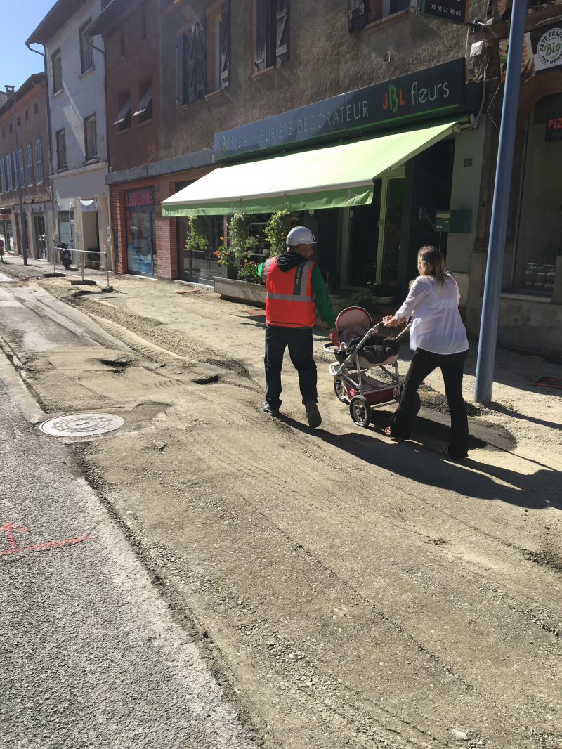 <i>Exemple d'action de l'agent de sécurité : accompagnement d'un piéton sur la zone de chantier lorsque le cheminement pédestre sécurisé temporaire est en cours de préparation.</i>