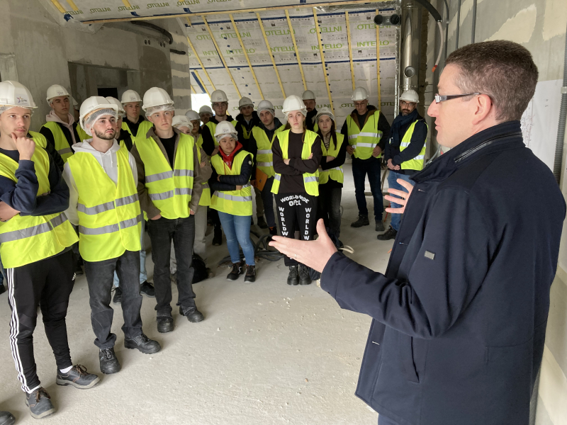 Explications des spécificités du bâtiment passif avec Lionel Bilien, de Triniti Immo, promoteur du projet.