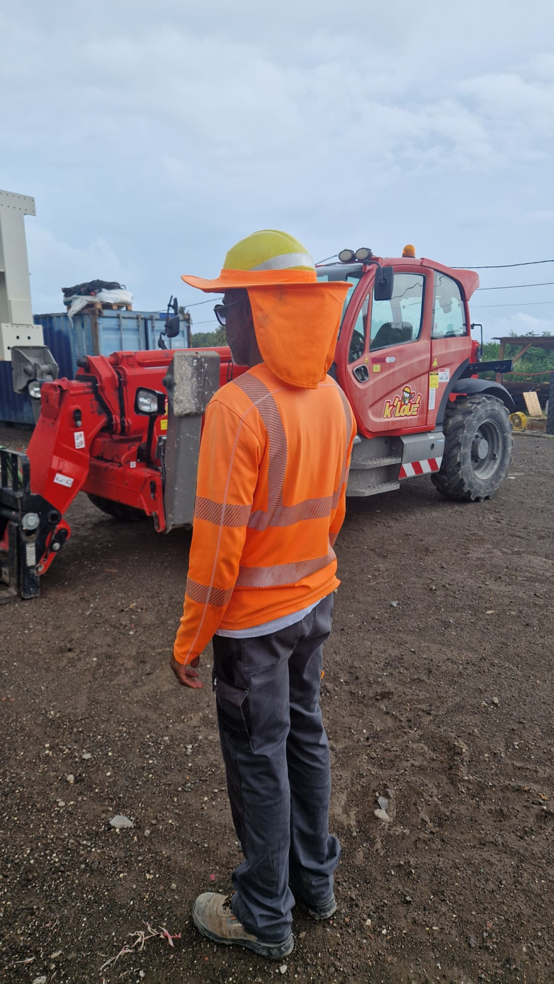 Port bord casque avec rabat vue biais