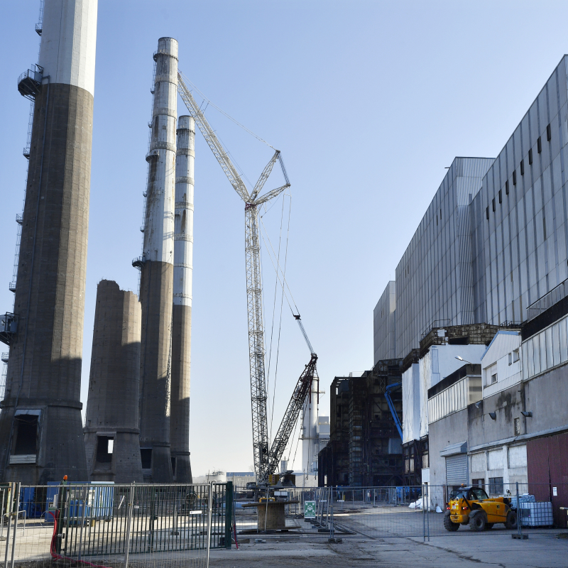 L'entreprise Cardem déconstruit les cheminées de l'ancienne centrale EDF de Blénod