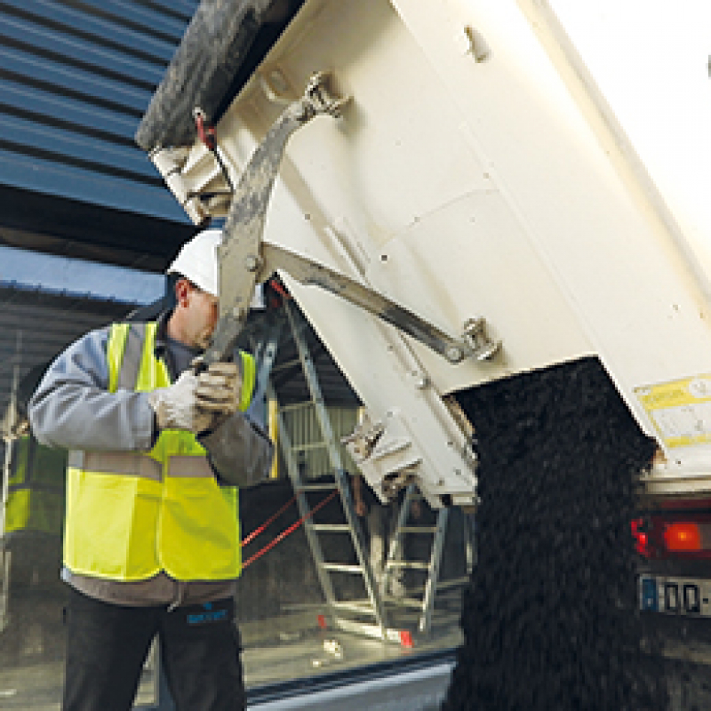 Mise en œuvre d'enrobés sur des petits chantiers : quelles sont les consignes pour travailler en toute sécurité ?