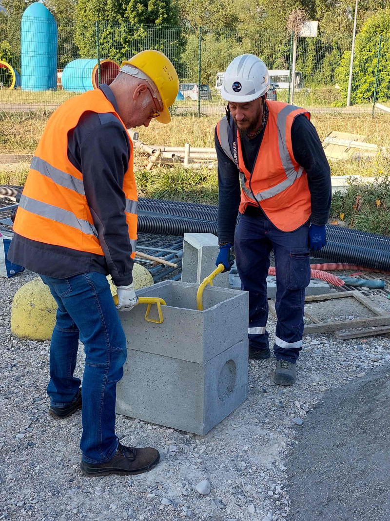 S20408 - Pince autobloquante pour la manutention des réhausses béton_3