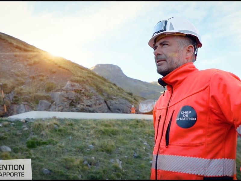 Benne à fond poussant : réduire les risques lors du déchargement des enrobés