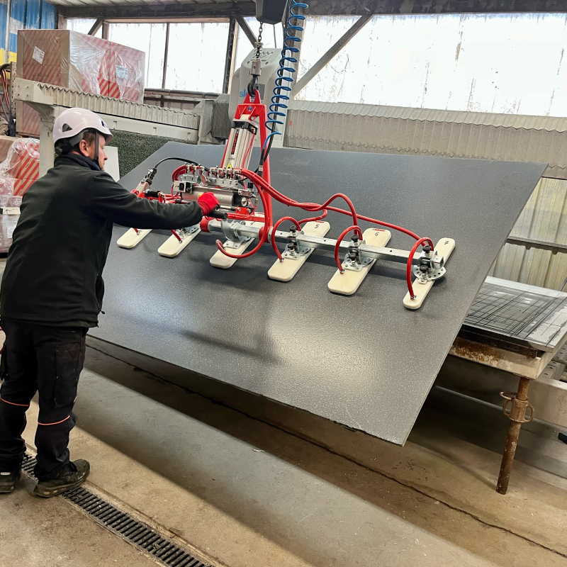 Plaques de pierres : la solution de levage qui soulage les équipes de Cheminées Jouvin