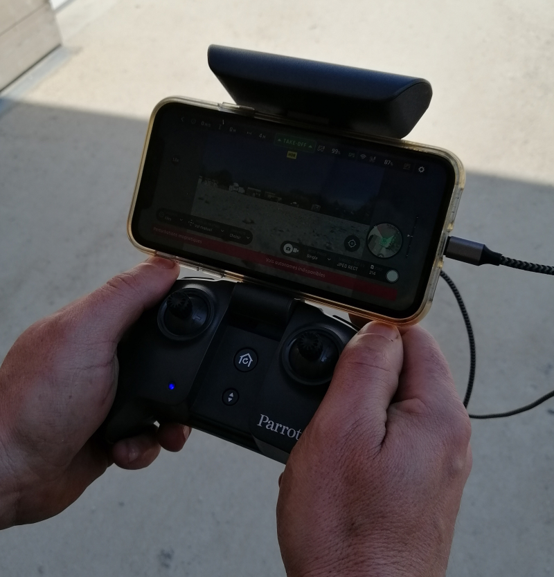 S952 - Télécommande de drone couplée au smartphone qui sert d'écran