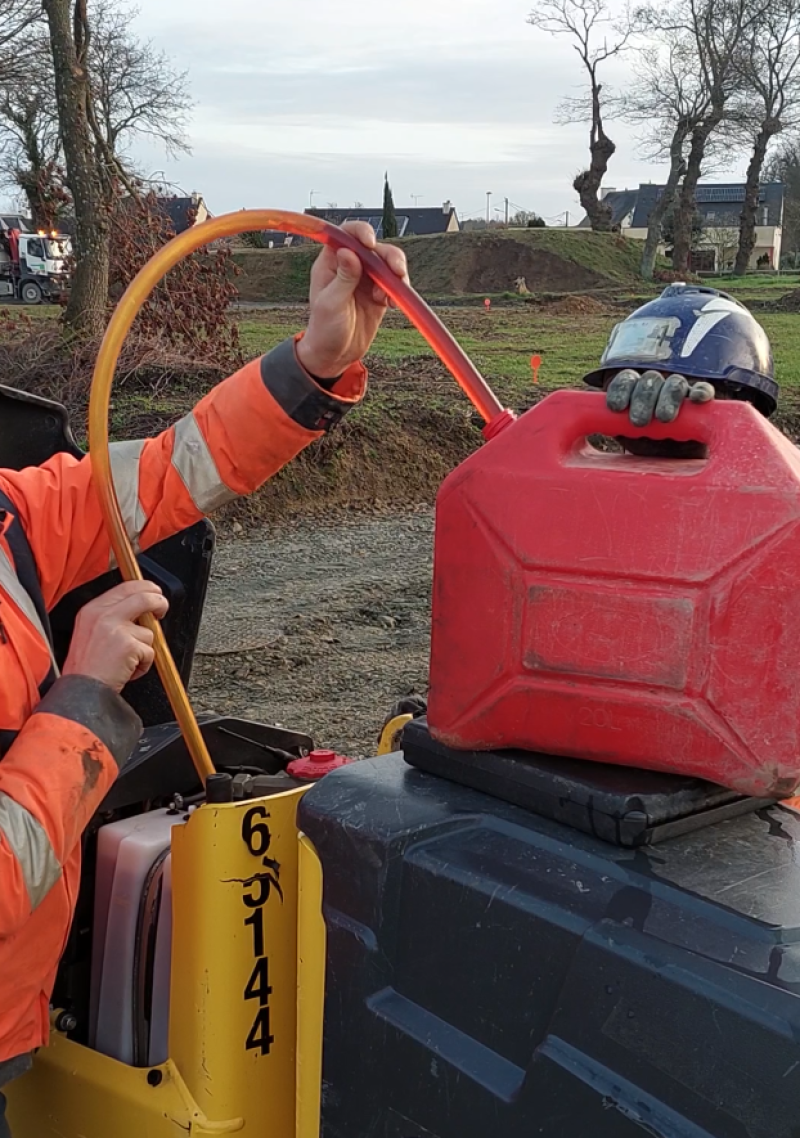 S16696 - Transvasement de carburant du bidon au camion