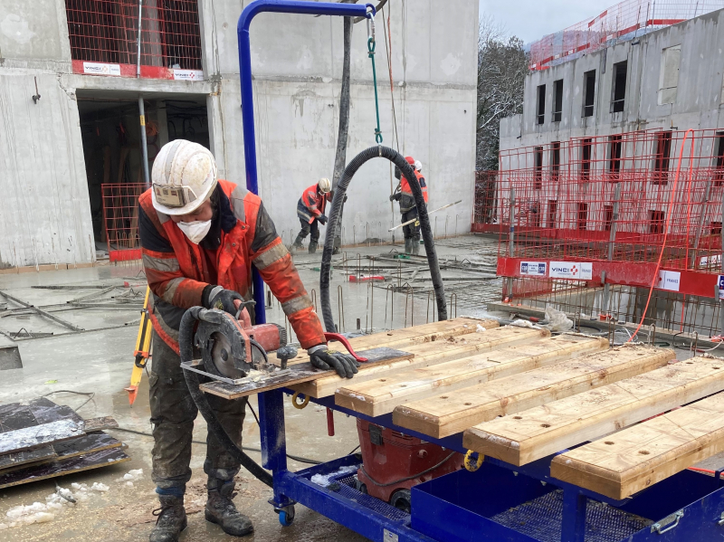 Un établi pour optimiser et sécuriser les découpes de bois sur les chantiers