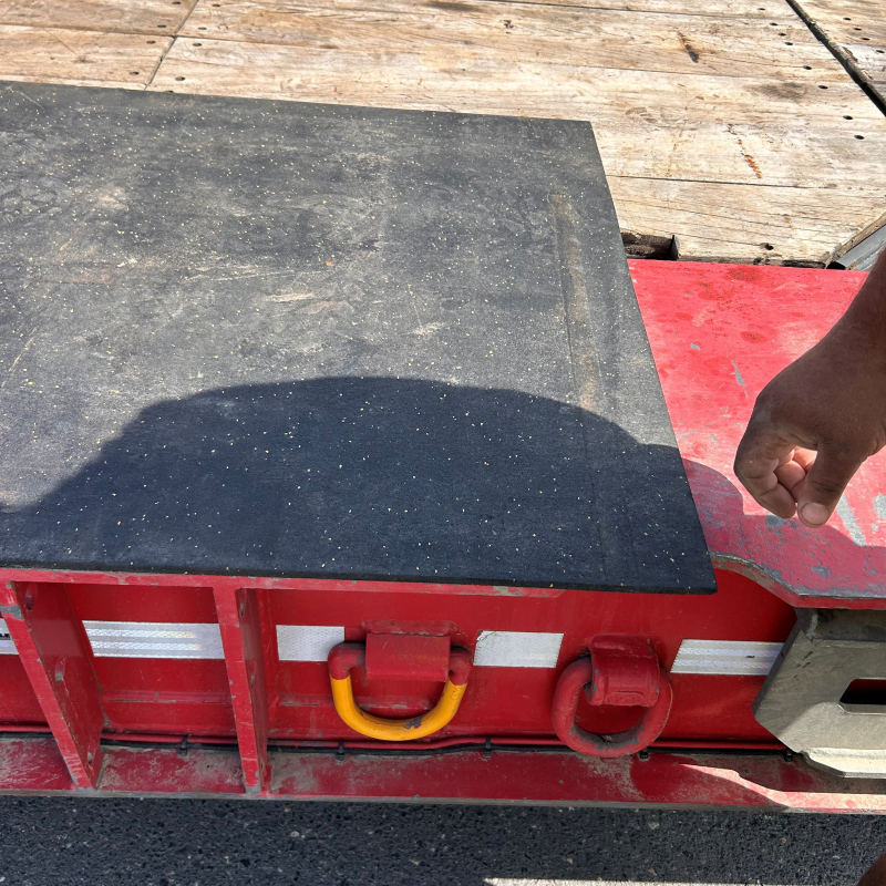 Sécuriser le chargement et le transport sur camion avec un tapis antiglisse