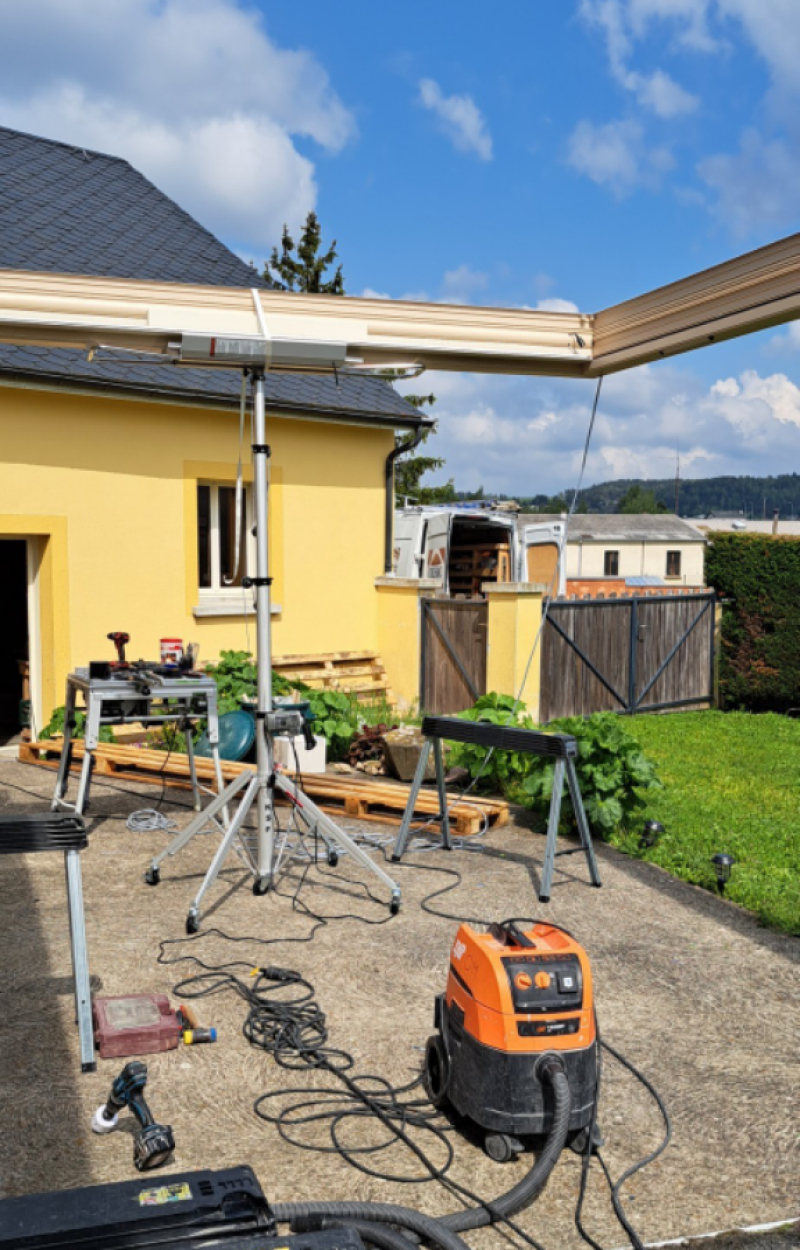 S15817 - Monter des pergolas plus facilement avec un élévateur électrique télescopique