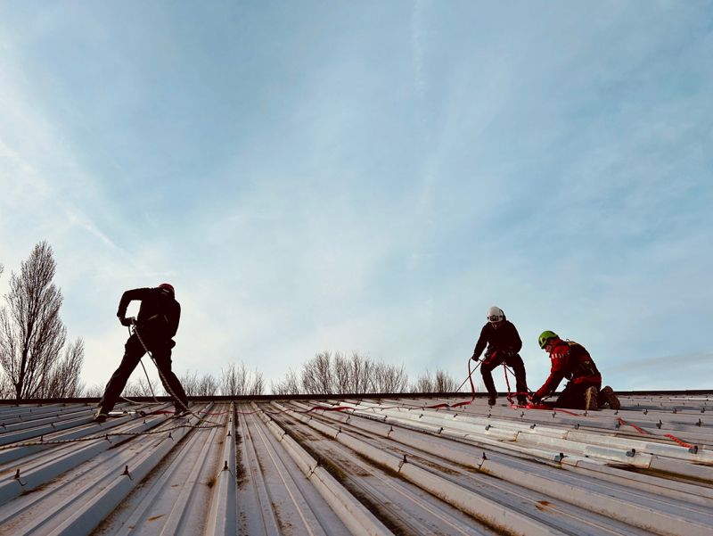 EPI contre les chutes de hauteur : alerte sur l'utilisation des connecteurs de Type A ou manucroche