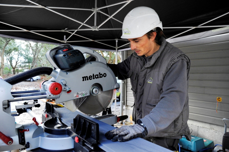 <i>Les travaux de préparation des matériaux sont effectués sous la tente à montage rapide, protégeant ainsi les ateliers du bruit et des poussières</i>