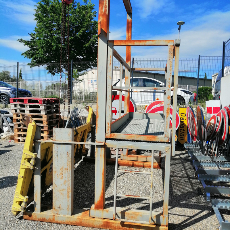 Dégonder et démonter en sécurité les portes arrière des camions grâce à un quai aménagé