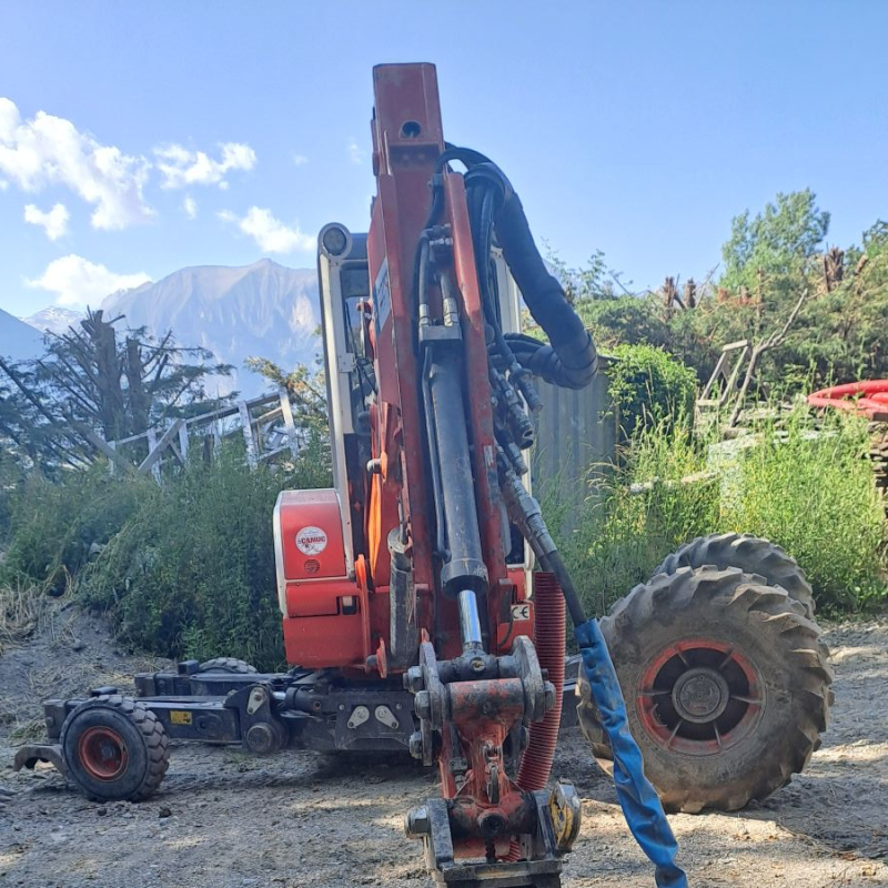 Remplacer des tronçonneuses par un sécateur hydraulique monté sur pelle pour déboiser en sécurité