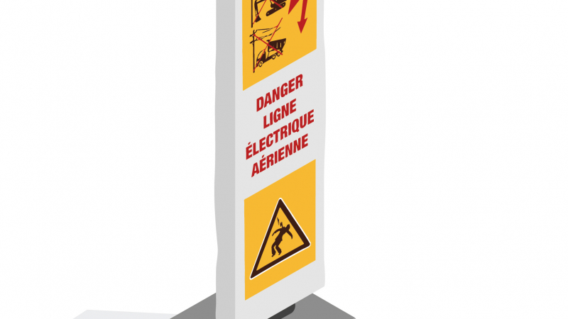 Une balise équipée d'une chaussette pour signaler le danger "ligne électrique aérienne" sur chantier