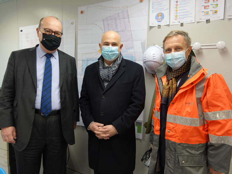 Laurent Pietraszewski visite le chantier de la clinique de Port-Marly pour parler prévention