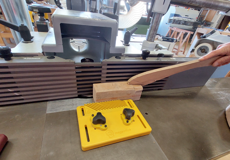 Guide magnétique pour usinage de pièces de bois