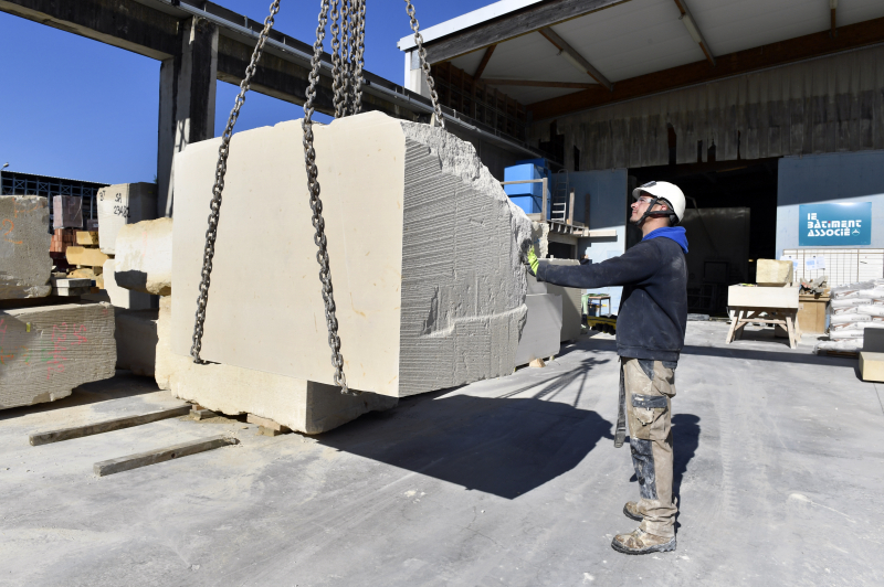 Déplacement horizontal des blocs de pierre à l