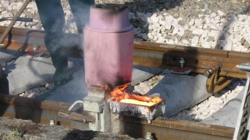 J'observe la soudure aluminothermique sur une  voie ferrée